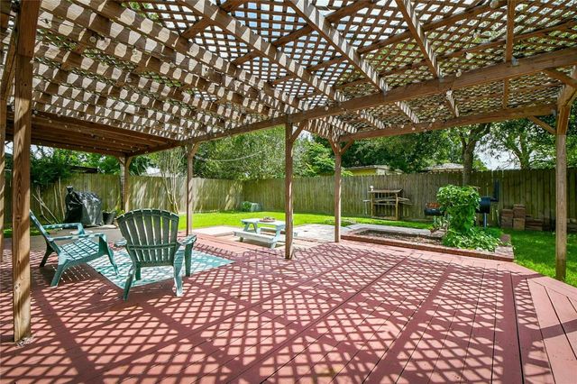 16022 Surrey Woods Drive, Friendswood, TX 77546