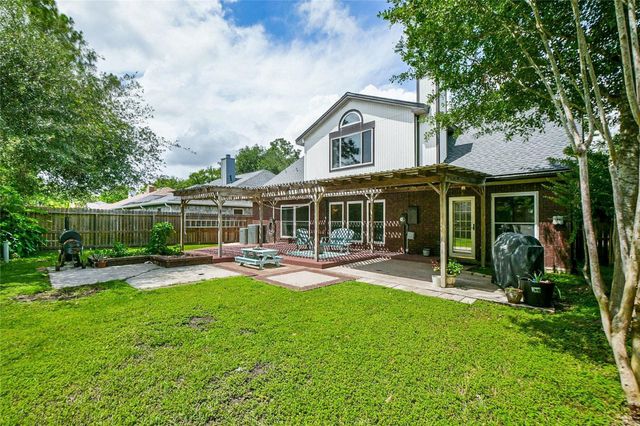 16022 Surrey Woods Drive, Friendswood, TX 77546