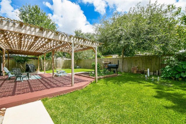 16022 Surrey Woods Drive, Friendswood, TX 77546
