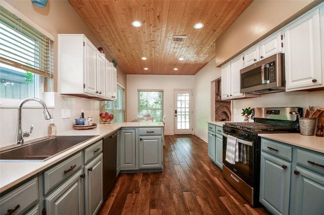 16022 Surrey Woods Drive, Friendswood, TX 77546