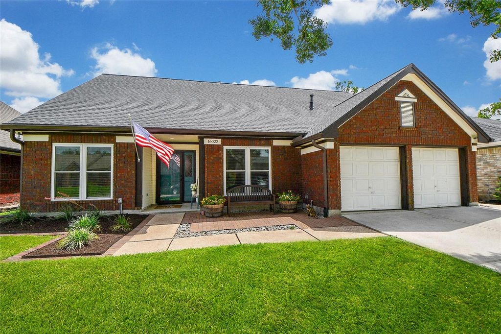 16022 Surrey Woods Drive, Friendswood, TX 77546