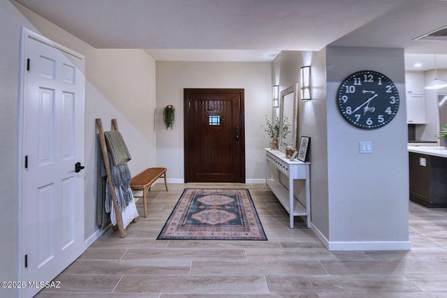 6835 N Los Leones Drive, Tucson, AZ 85718