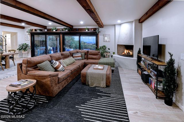 6835 N Los Leones Drive, Tucson, AZ 85718