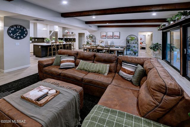 6835 N Los Leones Drive, Tucson, AZ 85718