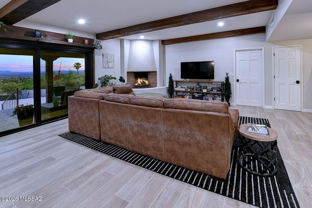 6835 N Los Leones Drive, Tucson, AZ 85718