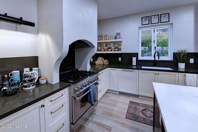 6835 N Los Leones Drive, Tucson, AZ 85718