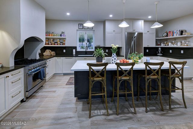 6835 N Los Leones Drive, Tucson, AZ 85718