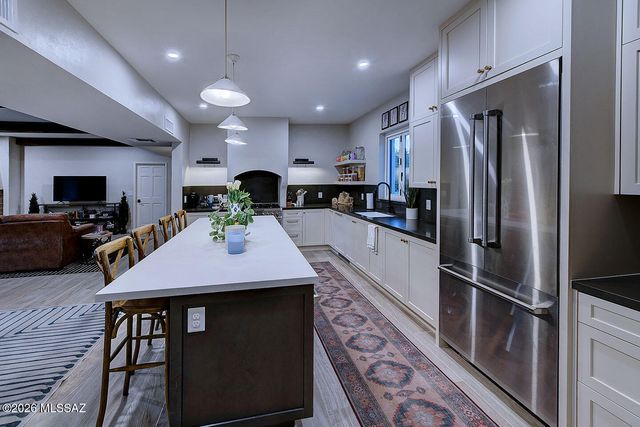 6835 N Los Leones Drive, Tucson, AZ 85718