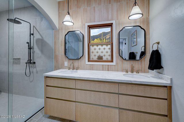 6835 N Los Leones Drive, Tucson, AZ 85718