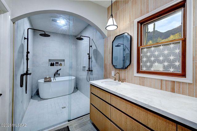 6835 N Los Leones Drive, Tucson, AZ 85718