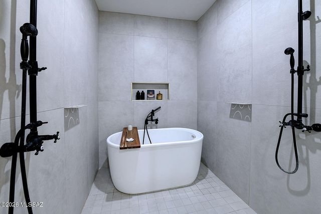 6835 N Los Leones Drive, Tucson, AZ 85718