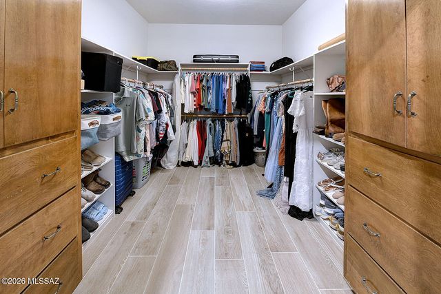 6835 N Los Leones Drive, Tucson, AZ 85718