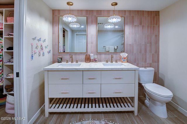 6835 N Los Leones Drive, Tucson, AZ 85718