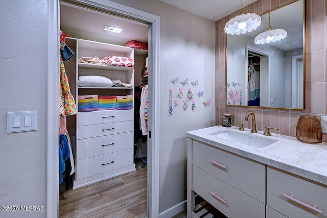 6835 N Los Leones Drive, Tucson, AZ 85718