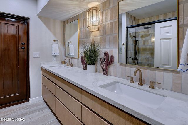 6835 N Los Leones Drive, Tucson, AZ 85718