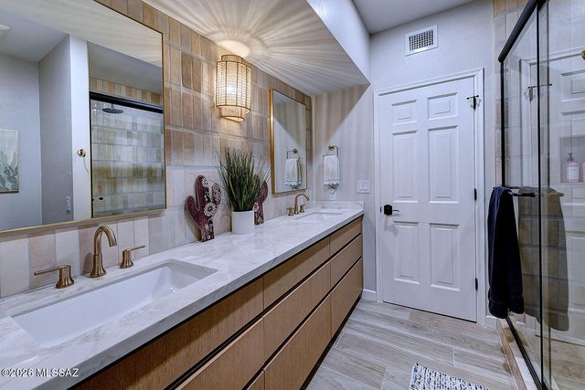 6835 N Los Leones Drive, Tucson, AZ 85718