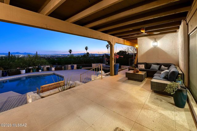 6835 N Los Leones Drive, Tucson, AZ 85718