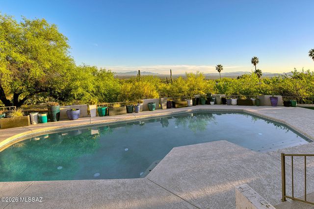 6835 N Los Leones Drive, Tucson, AZ 85718