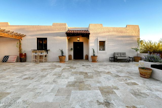 6835 N Los Leones Drive, Tucson, AZ 85718