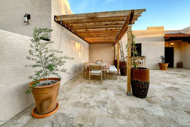 6835 N Los Leones Drive, Tucson, AZ 85718