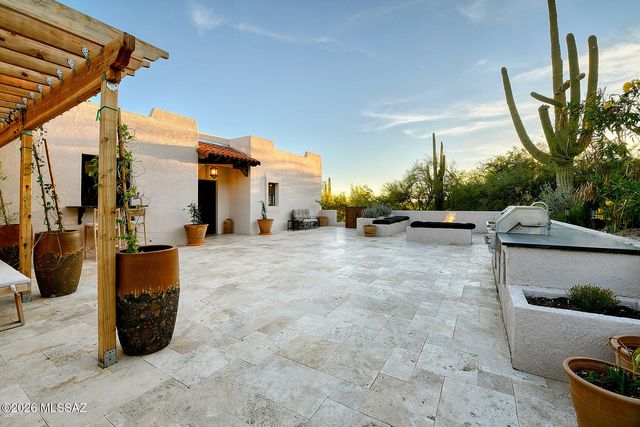 6835 N Los Leones Drive, Tucson, AZ 85718