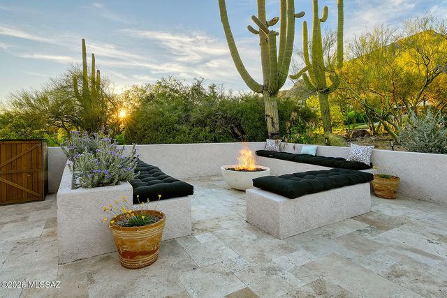 6835 N Los Leones Drive, Tucson, AZ 85718