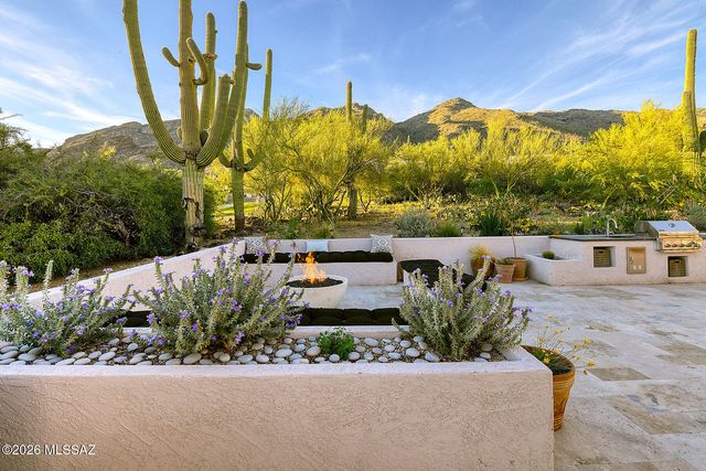 6835 N Los Leones Drive, Tucson, AZ 85718