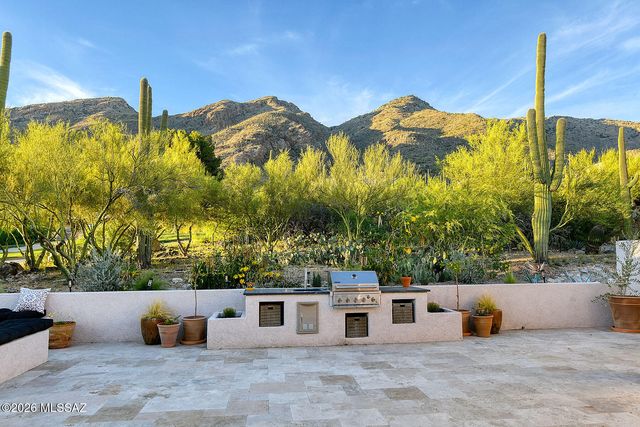 6835 N Los Leones Drive, Tucson, AZ 85718