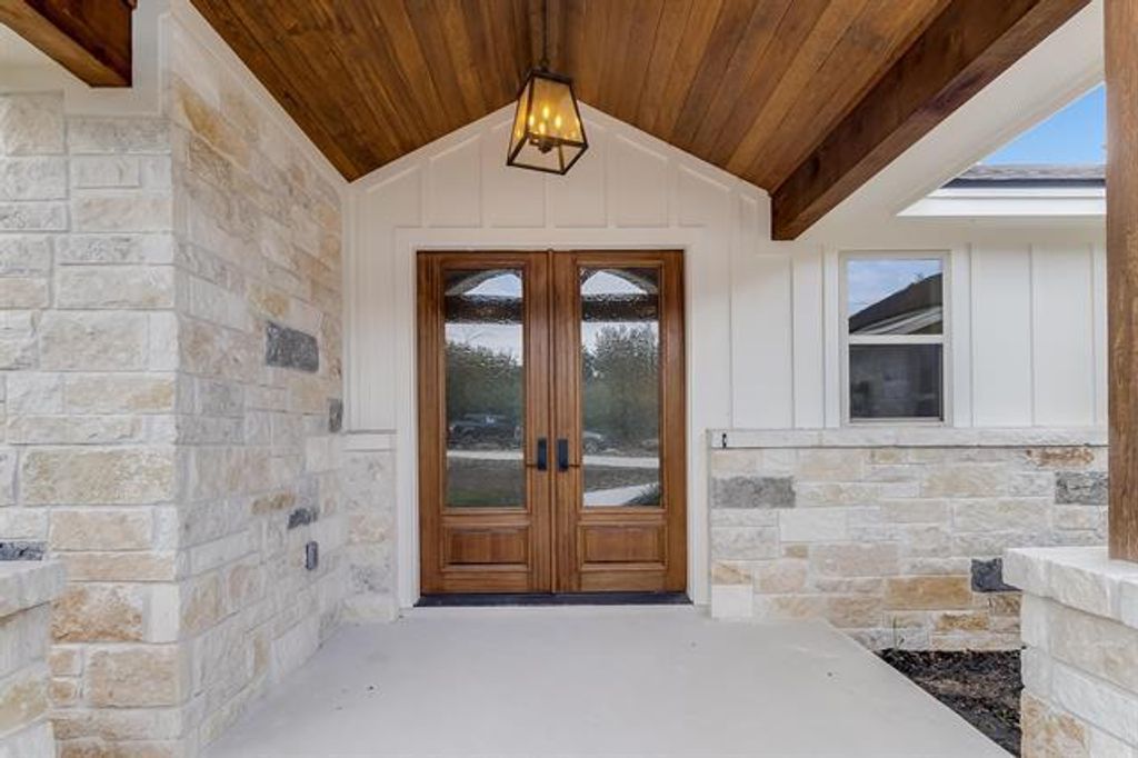 914 W Oak Ridge DR, Marble Falls, TX 78654