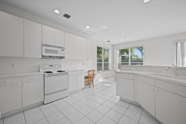 484 Otter Lane N, Jupiter, FL 33458