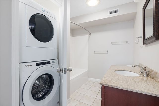 2 Gray Coach Lane 202, Cranston, RI 02921