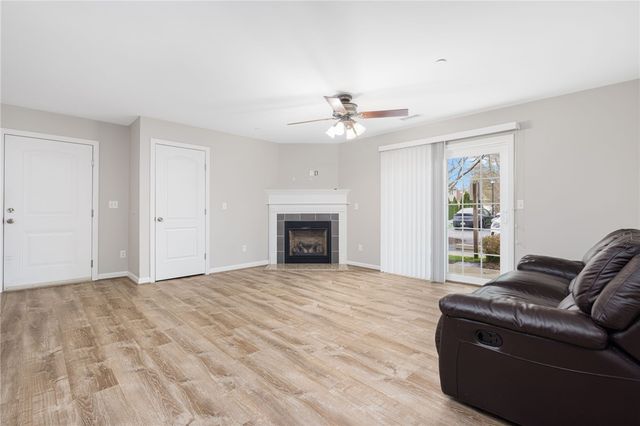 2 Gray Coach Lane 202, Cranston, RI 02921