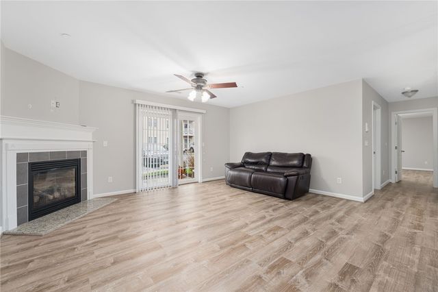 2 Gray Coach Lane 202, Cranston, RI 02921