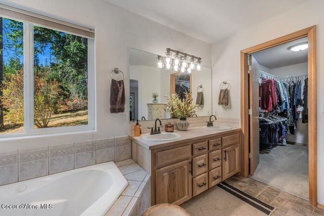 11413 N Summit Loop, Hauser, ID 83854