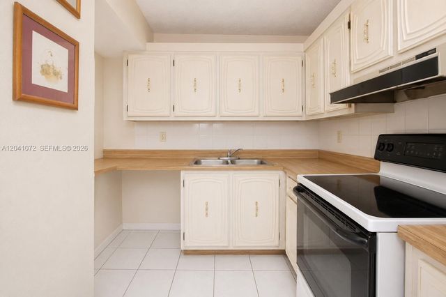 1975 W 44th Place 310, Hialeah, FL 33012