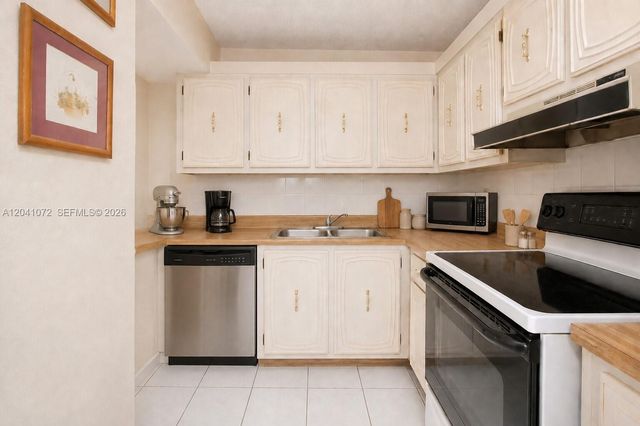 1975 W 44th Place 310, Hialeah, FL 33012