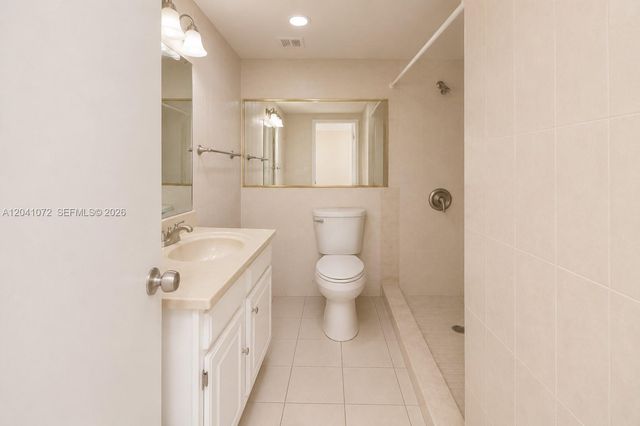 1975 W 44th Place 310, Hialeah, FL 33012
