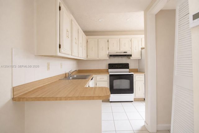 1975 W 44th Place 310, Hialeah, FL 33012