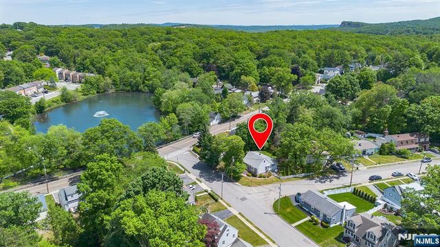 5 Oakwood Terrace, Bloomingdale, NJ 07403