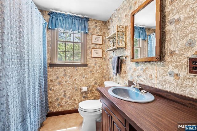5 Oakwood Terrace, Bloomingdale, NJ 07403