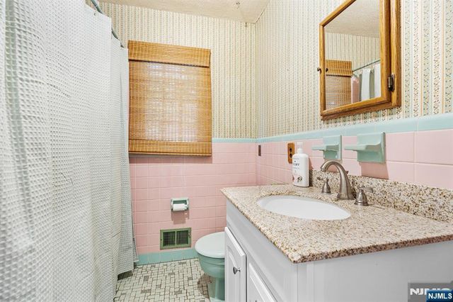 5 Oakwood Terrace, Bloomingdale, NJ 07403