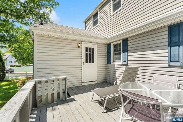 5 Oakwood Terrace, Bloomingdale, NJ 07403