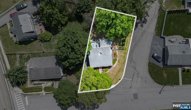 5 Oakwood Terrace, Bloomingdale, NJ 07403