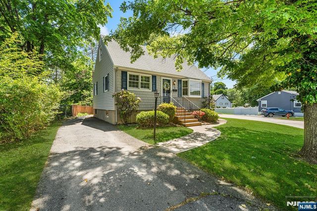 5 Oakwood Terrace, Bloomingdale, NJ 07403