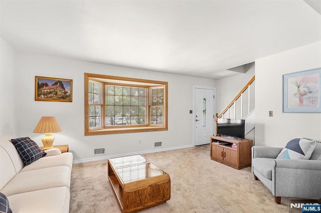 5 Oakwood Terrace, Bloomingdale, NJ 07403