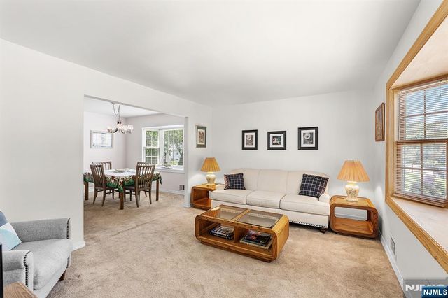 5 Oakwood Terrace, Bloomingdale, NJ 07403