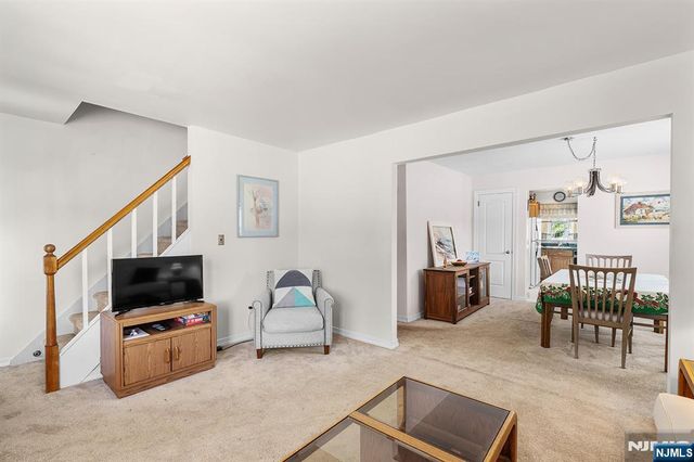 5 Oakwood Terrace, Bloomingdale, NJ 07403
