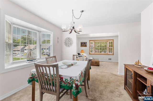 5 Oakwood Terrace, Bloomingdale, NJ 07403