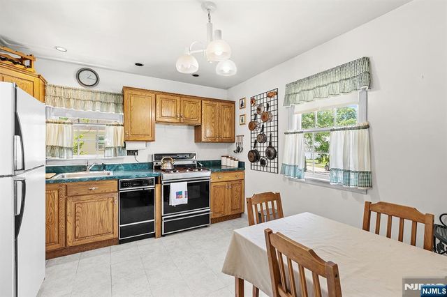 5 Oakwood Terrace, Bloomingdale, NJ 07403