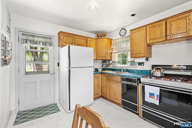 5 Oakwood Terrace, Bloomingdale, NJ 07403